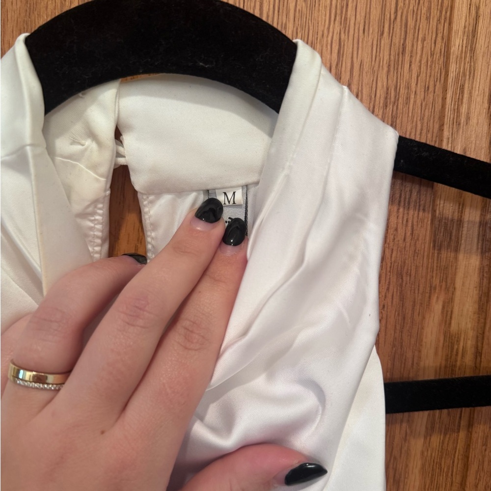 Elegant White Sleeveless Dress - Picture 3 of 4